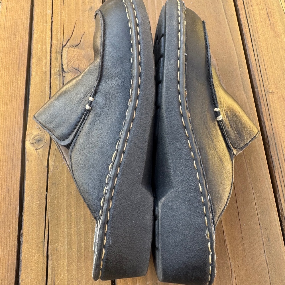 Cherokee Black Leather Clogs - Picture 5 of 10